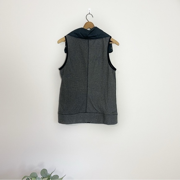 [Under Armour] Women's Heat Gear Gray Sleeveless Zip Up Vest - Picture 6 of 7